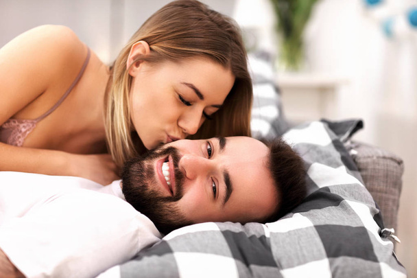 Доросла приваблива пара в ліжку
 - Фото, зображення
