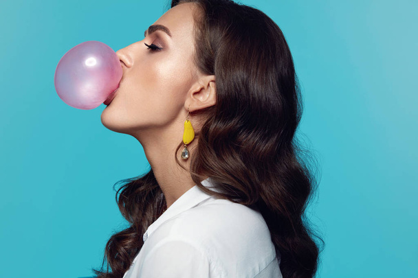 Fashion Woman With Pink Bubble Gum - Foto, imagen
