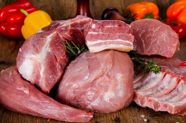 Сырое мясо свинины на деревянном фоне - Фото, изображение