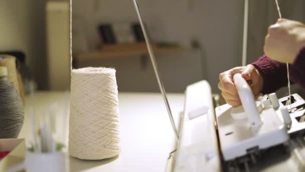 Žena ruce tkaní textilie na pletací stroj v dílně - Záběry, video