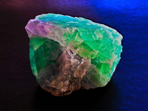 Zöld a bíbor fluorit kristály gyöngyszeme kő a fekete háttér - Fotó, kép