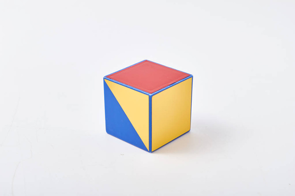 Cubes colorés de designer sur fond blanc
. - Photo, image