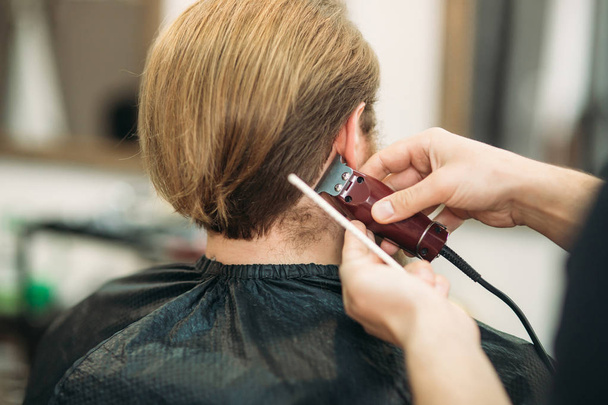 Homme barbu ayant une coupe de cheveux avec une tondeuse à cheveux
 - Photo, image