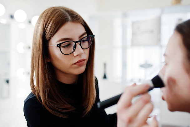 Make up artist work in her beauty visage studio salon. Woman app - Foto, Imagem