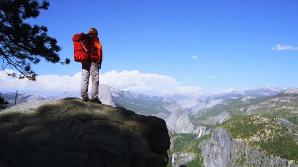Escursionista godendo Canyon paesaggio
 - Filmati, video