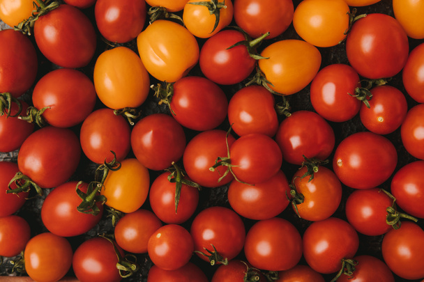 elevated view of ripe red and orange tomatoes  - Foto, Bild