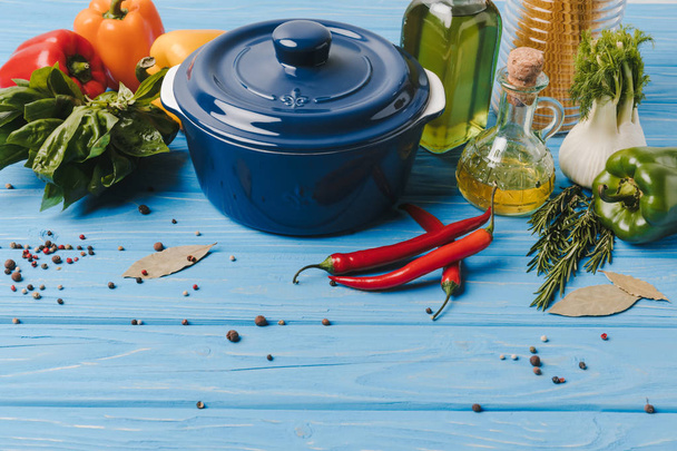 vista de ángulo alto de los ingredientes para cocinar pasta con verduras en la mesa
 - Foto, Imagen