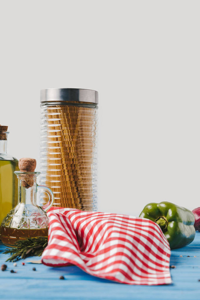 ingredienti per cucinare la pasta sul tavolo blu in cucina
 - Foto, immagini