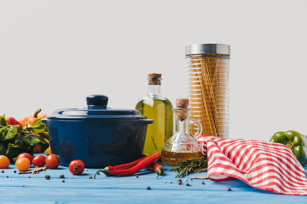 ingredientes para cocinar pasta y sartén en la mesa
 - Foto, Imagen
