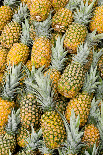 ananases no mercado de frutas
 - Foto, Imagem
