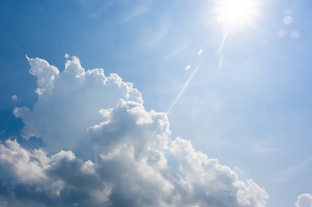 Ήλιο να λάμπει πάνω από τα σύννεφα λευκό - Φωτογραφία, εικόνα