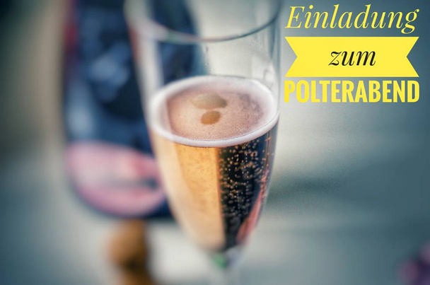 Copa de champán con champán noble e inscripción en rosa en alemán Einladung zum Polterabend, en inglés Invitation to the wedding eve
 - Foto, imagen