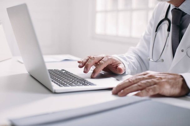 Un médecin tapant sur un ordinateur portable
 - Photo, image