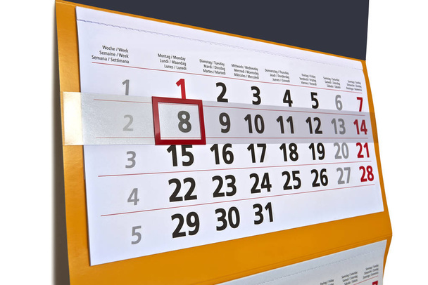 Настінний календар, що висить з літерами і цифрами
 - Фото, зображення