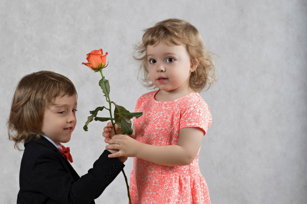 4 歳の男の子が女の子にバラを提示されて - 写真・画像
