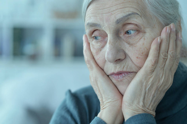 Detailní záběr portrét smutné starší ženy - Fotografie, Obrázek