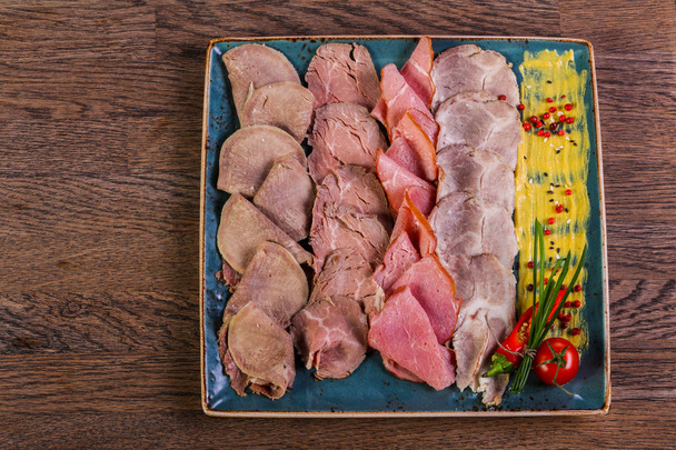 Wieprzowe mięsa talerz przekąskowy asortyment - Zdjęcie, obraz