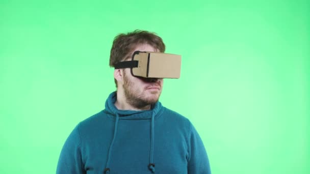Man in vr glasses enjoy on the green background - Footage, Video