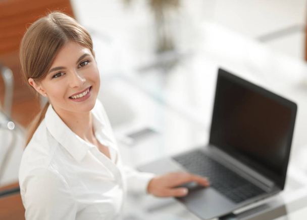 portrait of young woman working with a laptop . - Foto, Imagen