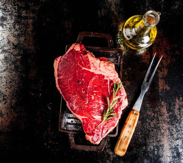 Viande fraîche crue, agneau ou steak de boeuf
 - Photo, image