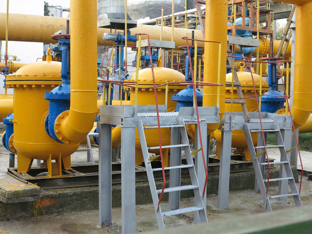 Газовая станция с желтыми трубами
 - Фото, изображение