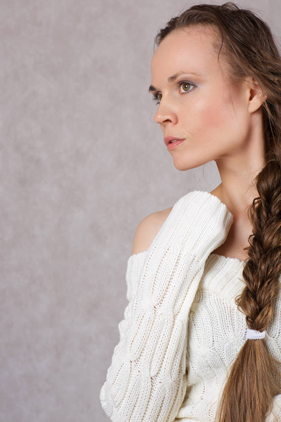 Jonge dame tussen de 30 en 40 jaar oud gekleed in gebreide trui. Closeup - Foto, afbeelding