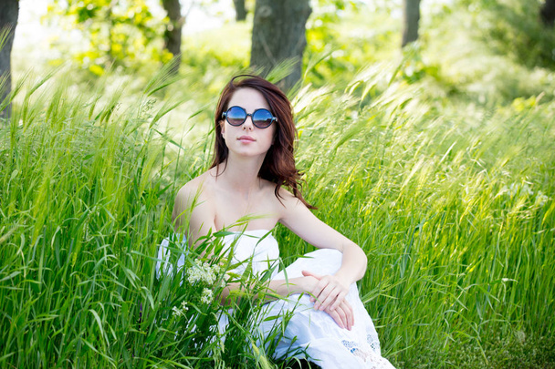 Belle fille en robe à l'herbe verte en saison estivale
 - Photo, image
