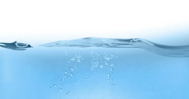 kék hullám vízzel buborékok az akváriumban, fehér háttér, lassú mozgás - Felvétel, videó