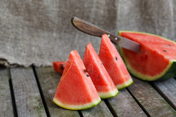 Scheiben Wassermelone auf Holzoberfläche.  - Foto, Bild