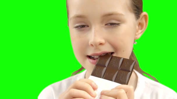 Little girl eating chocolate. - Imágenes, Vídeo
