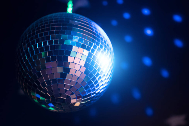 Блестящий диско-шар. Концепция ночной вечеринки. - Фото, изображение
