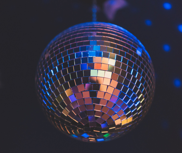 Блестящий диско-шар. Концепция ночной вечеринки. - Фото, изображение