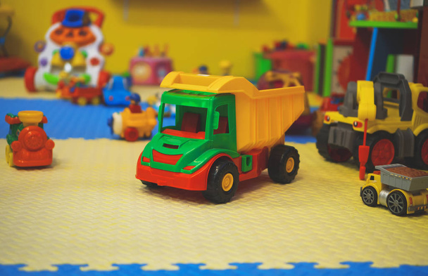 Sala giochi per bambini vuota con diversi giocattoli
. - Foto, immagini