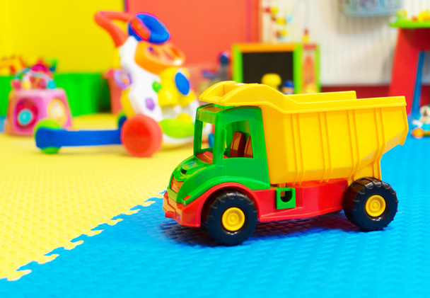 Salle de jeux vide pour enfants avec différents jouets
. - Photo, image