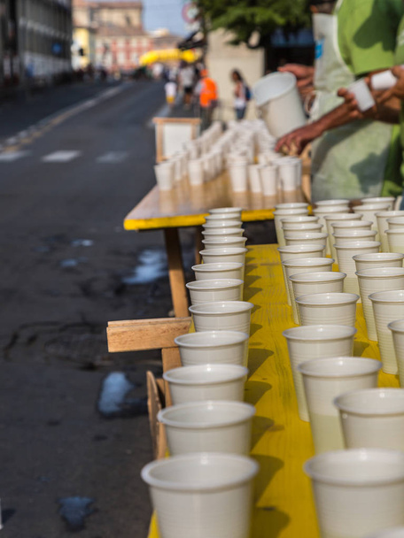Tasses en plastique blanc sur la table pendant l'événement de course de marathon de ville
 - Photo, image