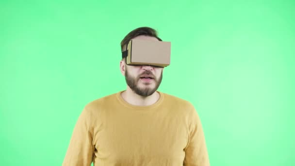 Man enjoy in cardboard google VR headset for phone - Footage, Video