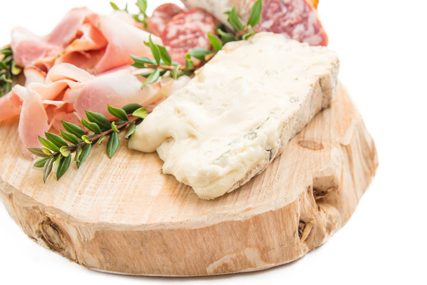 Gorgonzola, cotto sonka és szalámi, olasz ételek  - Fotó, kép