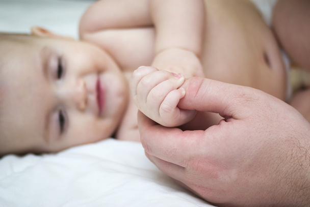 Baby hält Erwachsenen Finger - Foto, Bild
