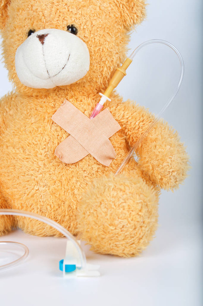 Teddybeer met bloedtransfusie systeem. Closeup - Foto, afbeelding