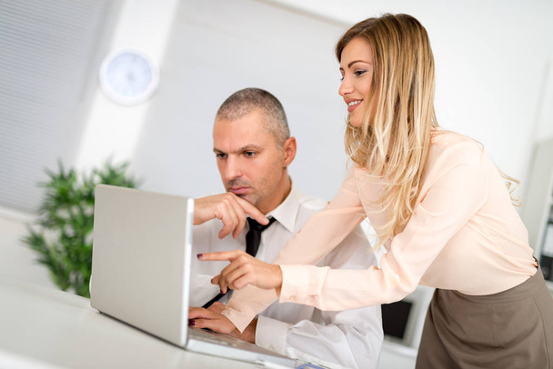 Професійні чоловічі та жіночі ділові партнери використовують ноутбук для спільного стартап-проекту
. - Фото, зображення
