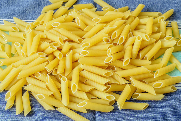 Rauw ei pasta. Italiaanse penne pasta gedroogd - Foto, afbeelding