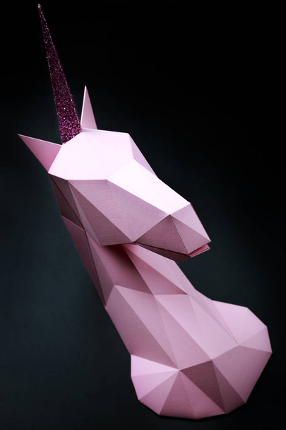 Unicornio rosa sobre fondo negro. modelo 3d de un unicornio. Copiar espacio
 - Foto, imagen