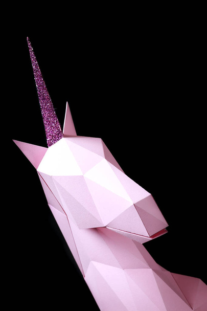 Рожевий єдиноріг на чорному тлі. Тривимірна модель єдинорога. Копіювати простір
 - Фото, зображення