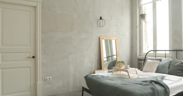 Interno di bianco e grigio accogliente camera da letto - Filmati, video