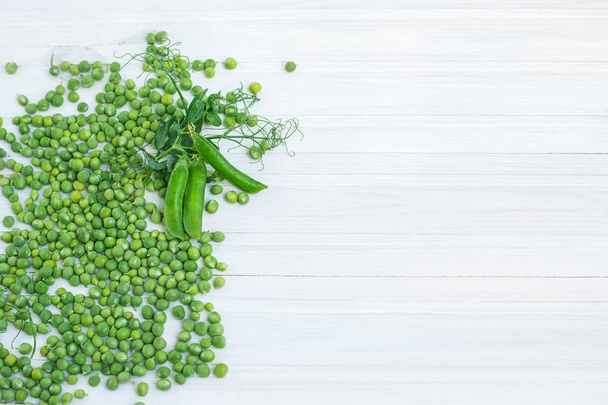 green peas on a table - Valokuva, kuva