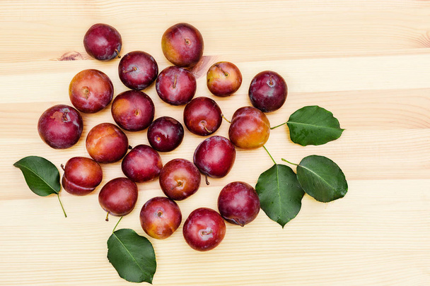 red plums on the table - Φωτογραφία, εικόνα