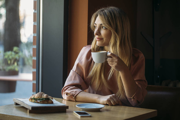Woman Enjoying Drinking Coffee - Foto, Imagen