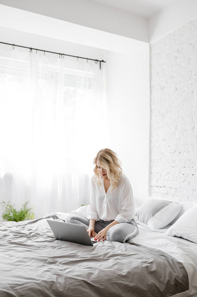 Woman Typing on Laptop at Home - Valokuva, kuva