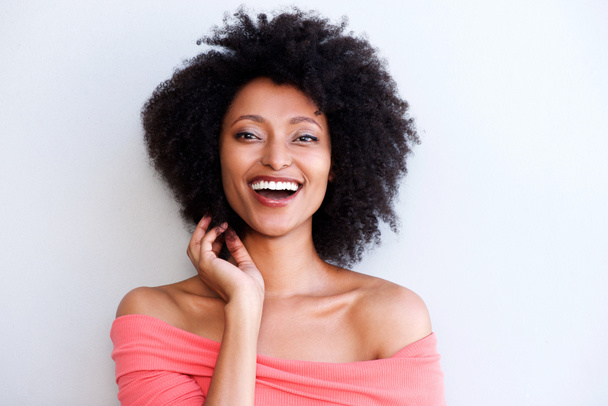 Gros plan portrait de magnifique jeune femme africaine aux cheveux bouclés souriant sur fond blanc
 - Photo, image