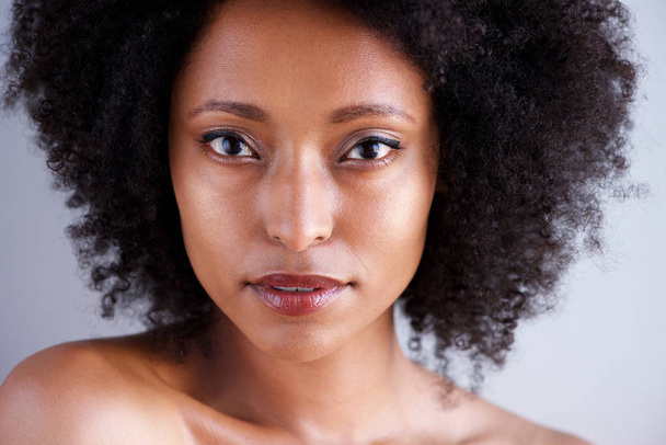 Kıvırcık saçlı ve çıplak omuzları ile güzel Afrikalı kadın portresi kapatın - Fotoğraf, Görsel
